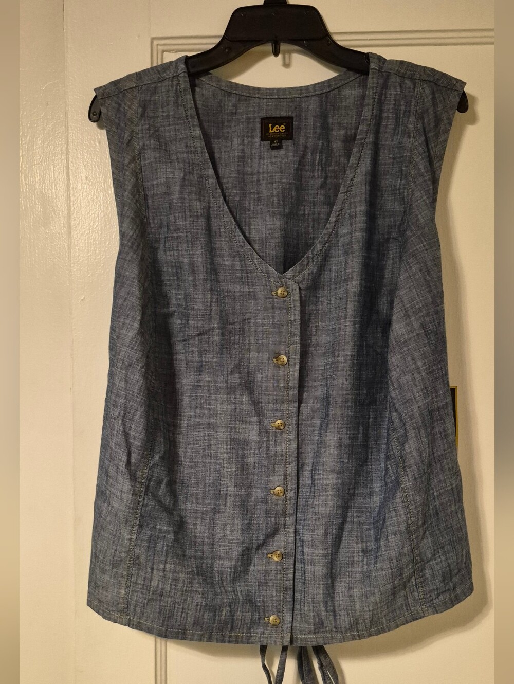 Lee Sleeveless V-Neck Button-Front Top in Chambray Blue - NWT - Picture 3 of 7